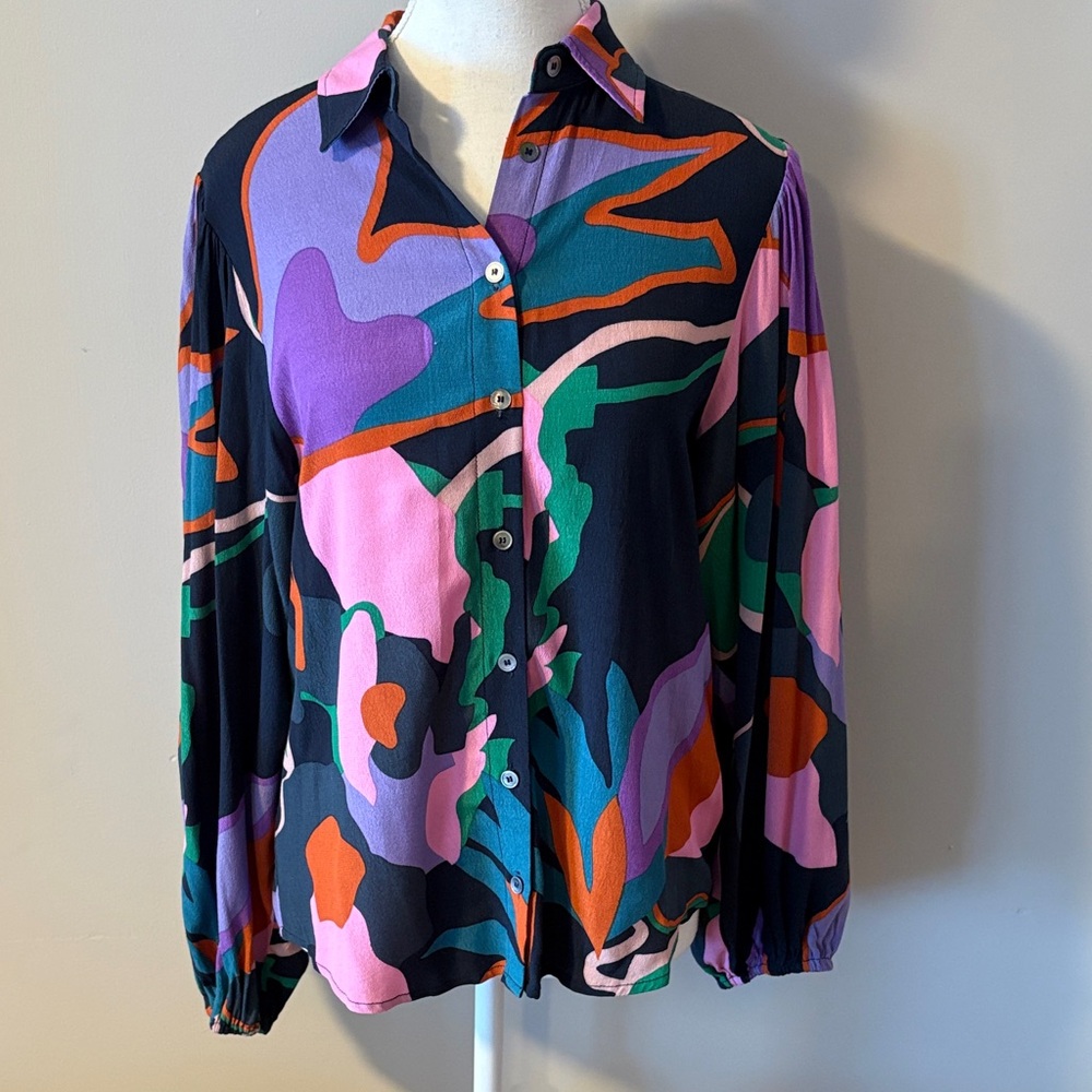 NWOT Frnch Paris Colorful Abstract Button-Up Long Sleeve Blouse. Size Medium